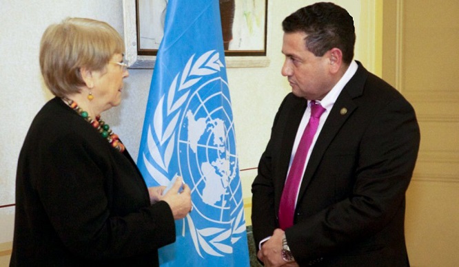 Ministro Rolando Castro aseguró a Michelle Bachelet que en El Salvador se fomenta la democracia