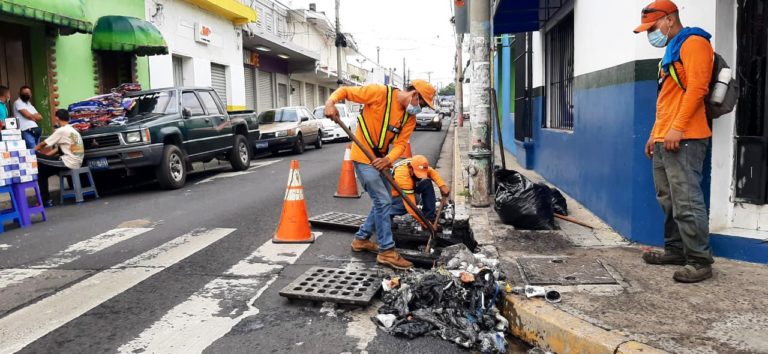 Fovial y alcaldía de Santa Ana limpian tragantes de la ciudad