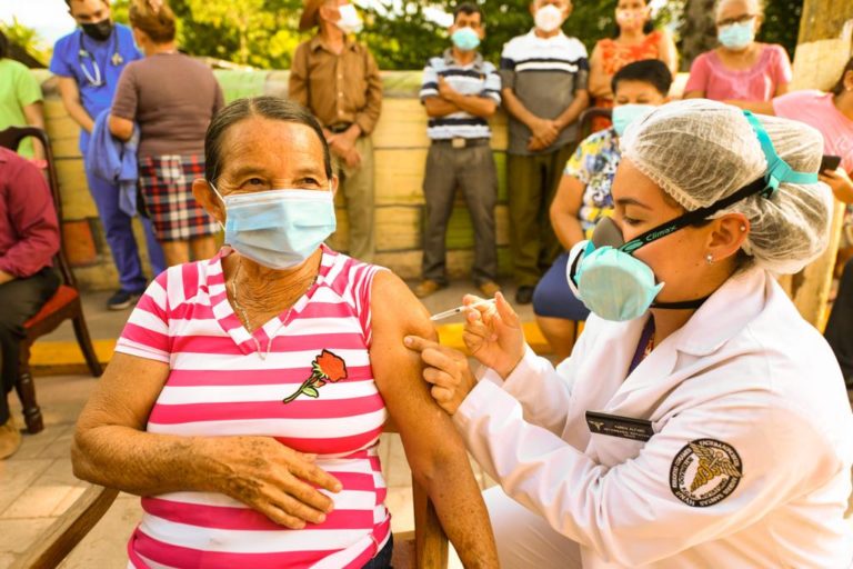 “Tronando y lloviendo”, en Honduras ya inició vacunación de adultos mayores con dosis donadas por Nayib Bukele