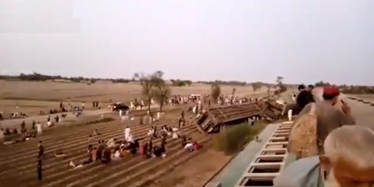 En Pakistán chocan dos trenes exprés y deja al menos 32 muertos