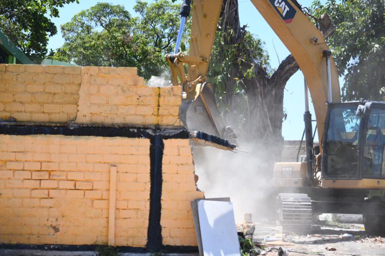 Sigue la demolición de los centros penales de La Unión, Sonsonate y Metapán