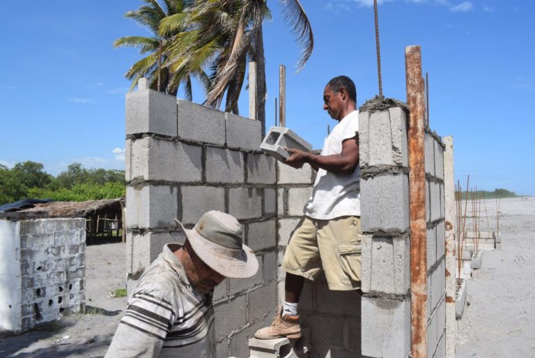 Avanza construcción de cancha de fútbol playa en San Luis Talpa