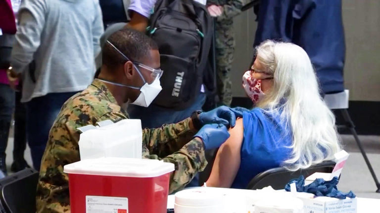 California y la ciudad de Nueva York exigirán a sus empleados públicos que se vacunen o que se hagan pruebas semanales de COVID-19