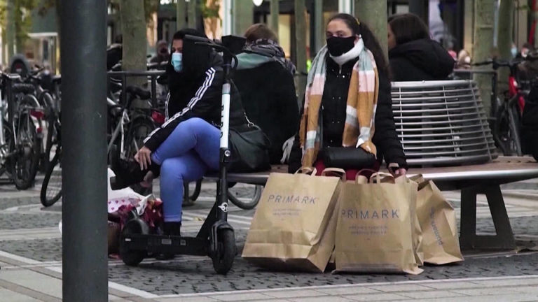 Francia aprueba el “pasaporte sanitario” para los vacunados contra la COVID-19; Alemania considera imponer restricciones para las personas no vacunadas