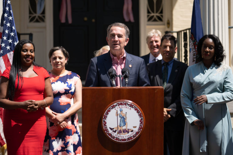El gobernador de Virginia anuncia la extensión del programa de subsidios para el cuidado infantil