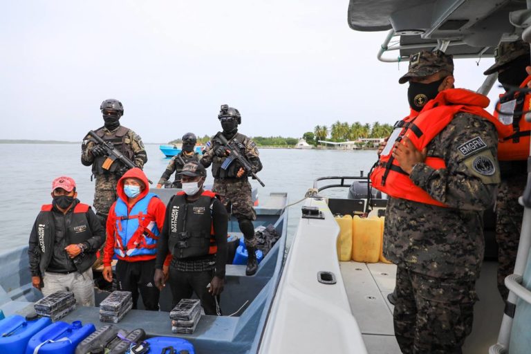 Fuerza Naval de El Salvador localiza una lancha con varios kilos de cocaína frente a la costa de Sonsonate