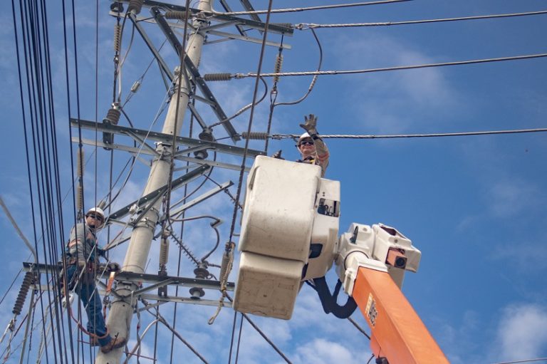 AES mejora distribución eléctrica en bulevar Constitución de San Salvador