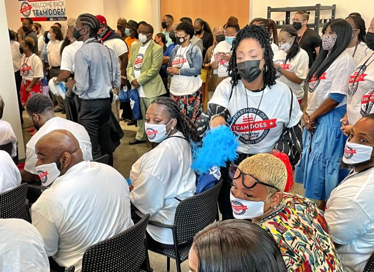 Empleados del gobierno de Washington DC vuelven a su lugar de trabajo