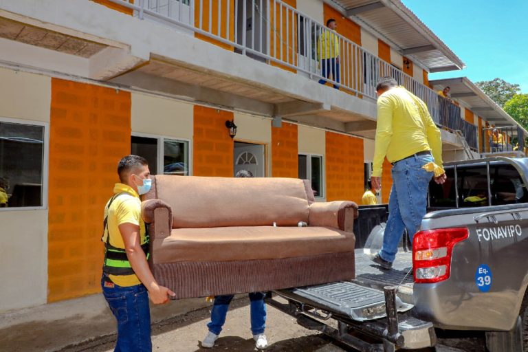 Siete familias más son trasladadas hacia complejo habitacional El Espino