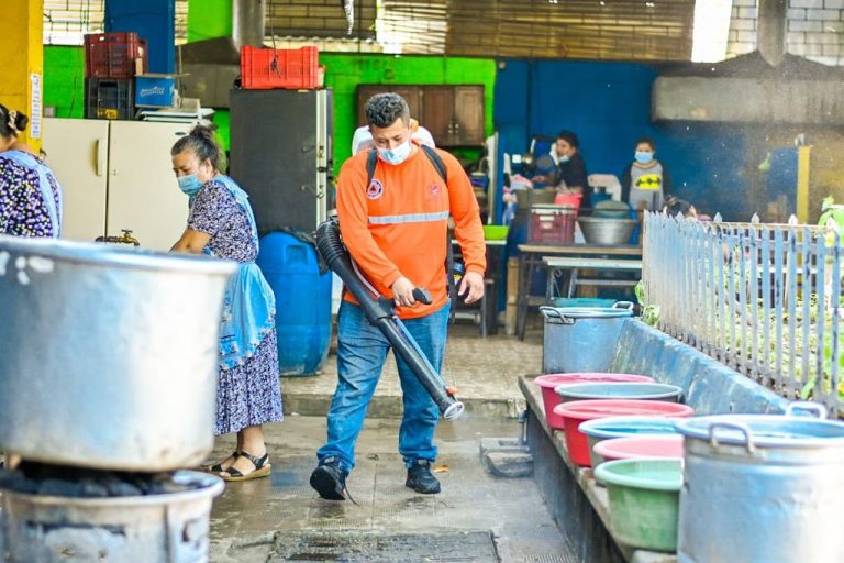 Desinfectan mercado San Miguelito y parque San José de San Salvador