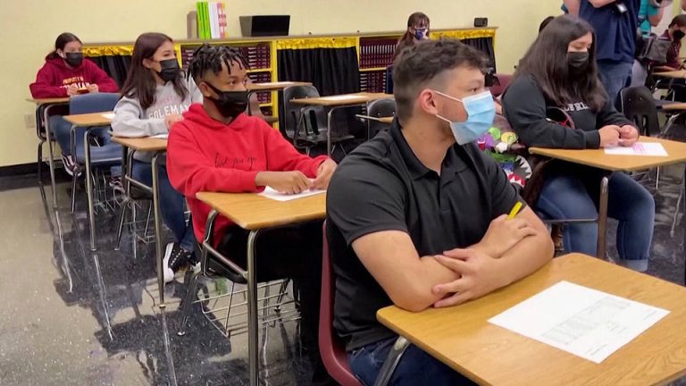 Médicos de Florida organizan protestas al tiempo que los estudiantes vuelven a las clases presenciales y se disparan los casos de COVID-19