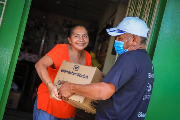 Gobierno de Bukele entrega paquetes alimentarios a familias de Sonsonate