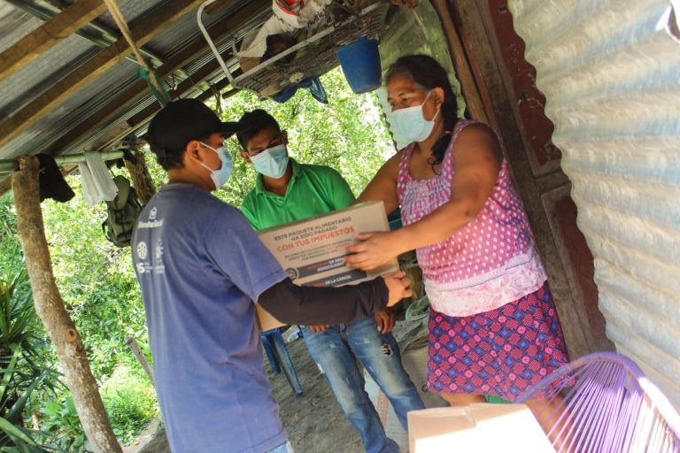 Entregan paquetes alimentarios a miembros de la PNC y a los habitantes de San Cristóbal, en Cuscatlán