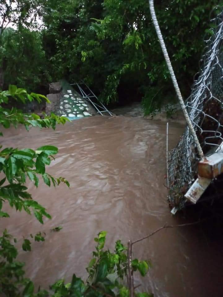 Lluvias hacen colapsar un puente y dañan 70 viviendas en Chalatenango