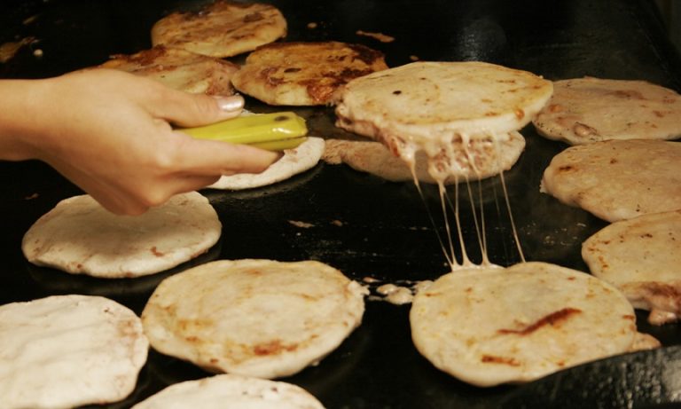 Concurso los comilones de pupusas en Festival de Manassas