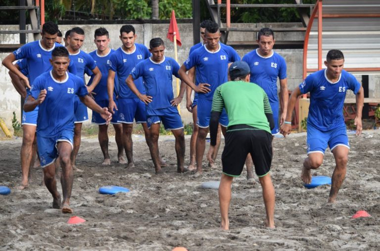 Entregan incentivo económico a seleccionados de Fútbol Playa que estarán en el Mundial de Rusia