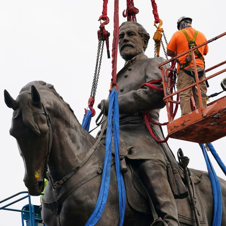Virginia retira la estatua del general Robert E. Lee