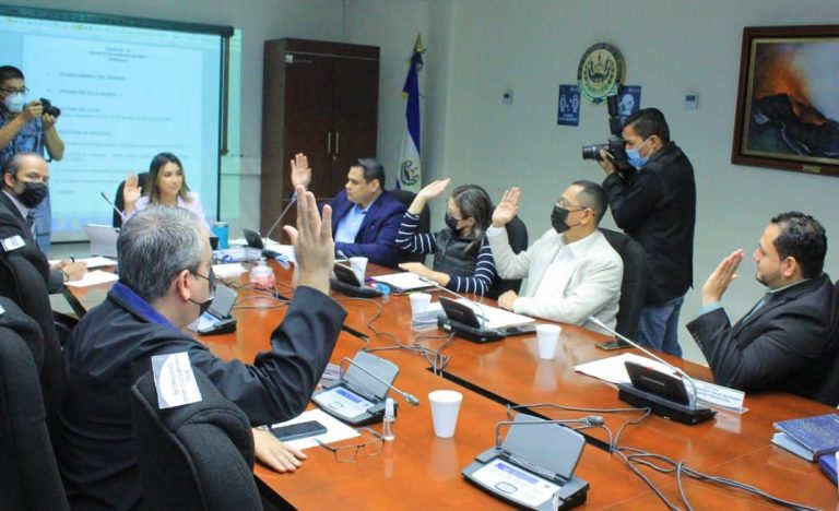 Crearán leyes para evitar que salvadoreños sean víctimas de usura y cobros abusivos de almacenes y casas comerciales