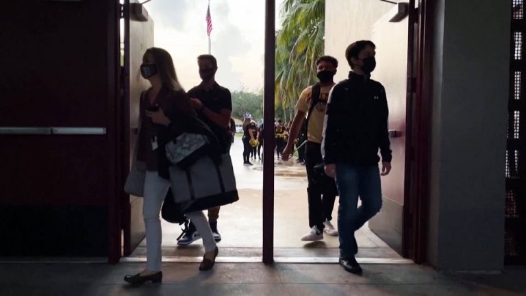 Más de 1.000 escuelas de EE.UU. cancelan las clases presenciales debido a la pandemia