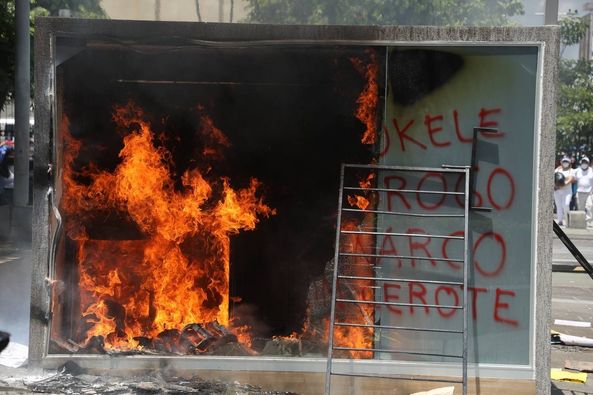 Diputados critican daños a la propiedad y actos vandálicos en la marcha convocada por ARENA y FMLN este 15 de Septiembre