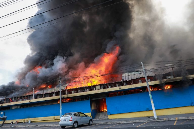 Incendio destruye parte del mercado San Miguelito, de San Salvador