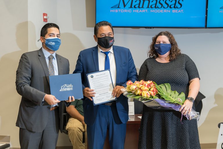 Alcaldía de Manassas reconoce labor de empresarios salvadoreños