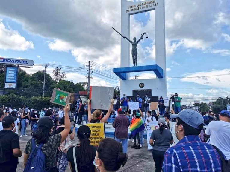 Salvadoreños dan la espalda a protesta contra reelección presidencial inmediata