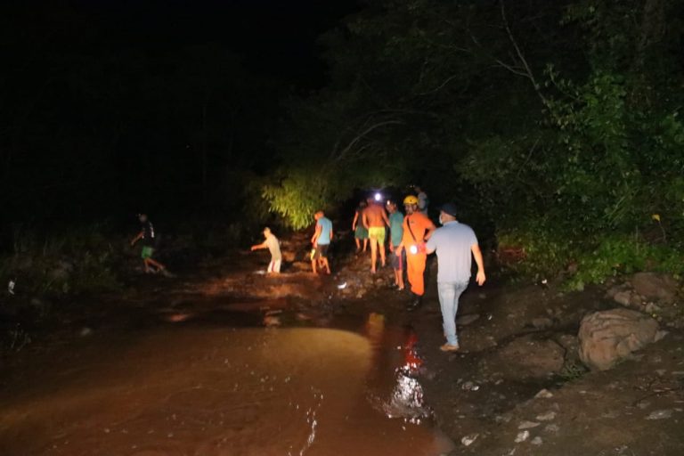 Mujer y tres menores que lavaban ropa en río Cuisnahuat, mueren arrastrados por repunta