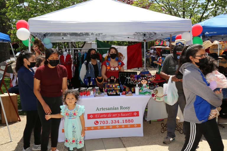 Gobernador de Virginia anuncia una aplicación que hace que las empresas pequeñas sean más accesibles