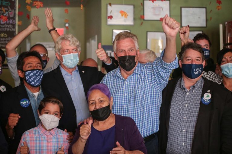 Consejo de líderes latinos de Virginia respalda a Terry McAuliffe