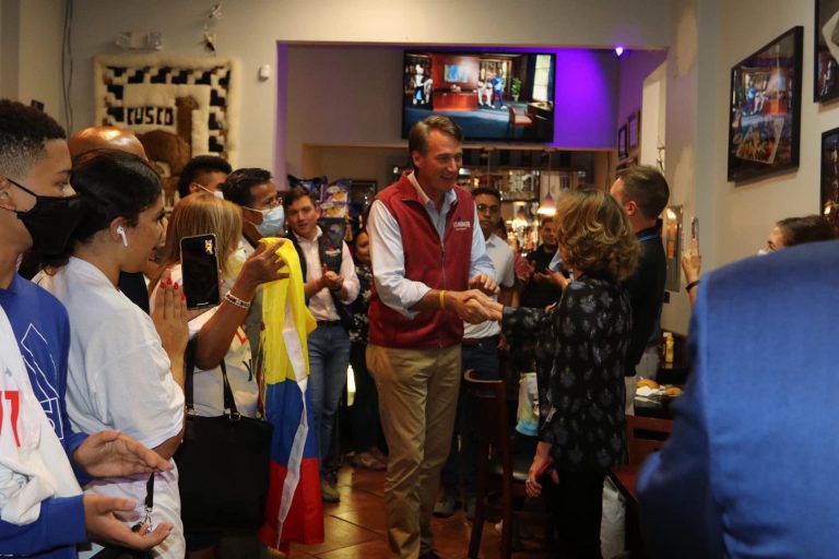 OPINION: Votantes en Virginia se Inclinan por Youngkin porque Conocen la Trayectoria de McAuliffe