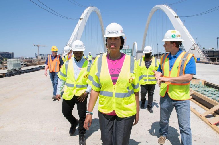 Alcaldesa de Washington celebra la firma de la Ley Bipartidista de Empleos e Inversión en Infraestructura