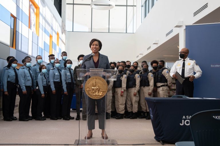 Alcaldesa Bowser presenta una legislación para que más residentes de DC sean elegibles para el programa MPD Cadet Corps