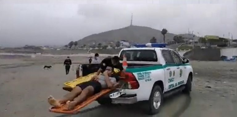 VIDEO | Rescatistas dejan caer a un supuesto herido durante simulacro en Perú