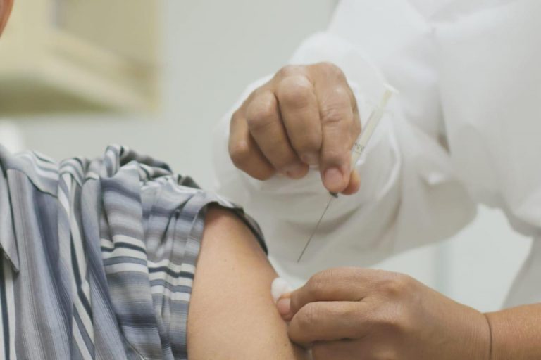 Recomendación de dosis de refuerzo para todos los adultos mayores de 18 años, en Prince William, Virginia