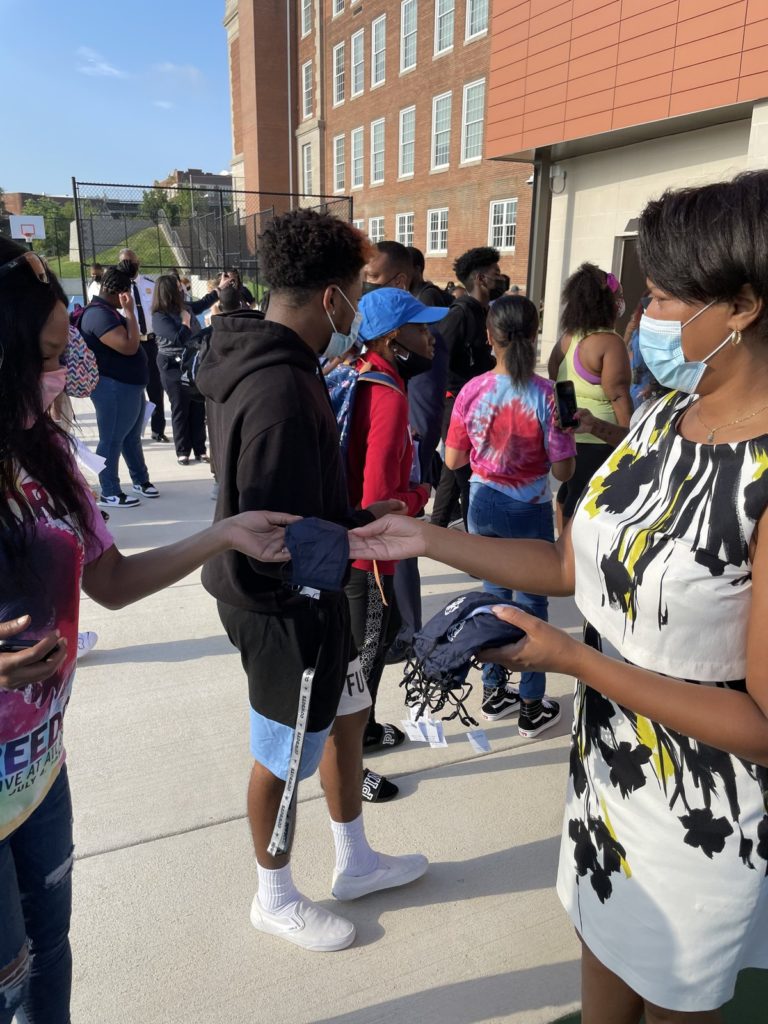 Estudiantes deben presentar examen de Covid-19 antes de regresar a clases en Washington DC