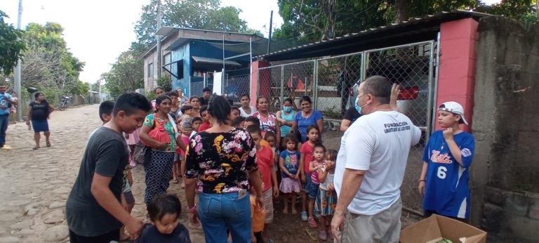 Fundación Samaritanos de los Pobres entregaron juguetes y refrigerios a niños de Tamanique y El Zunsal