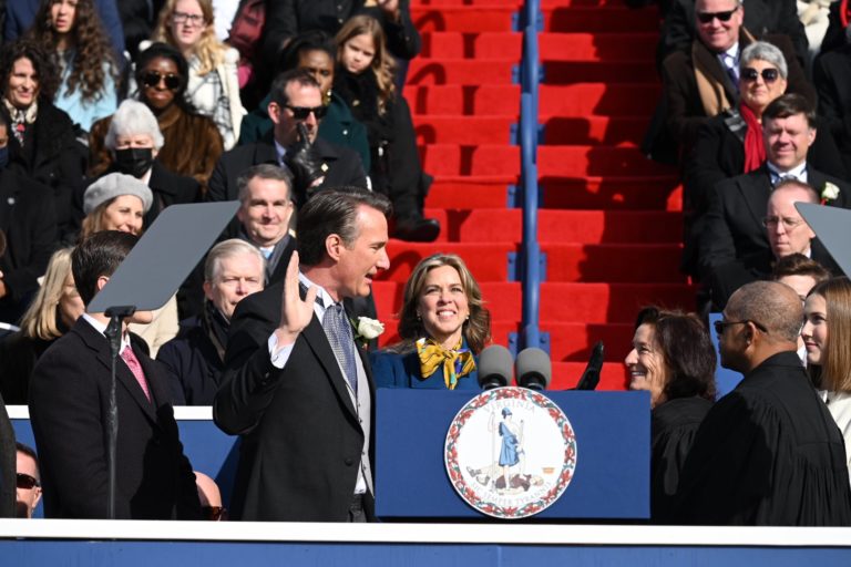 Gobernador de Virginia firma 11 Acciones Ejecutivas en primer día