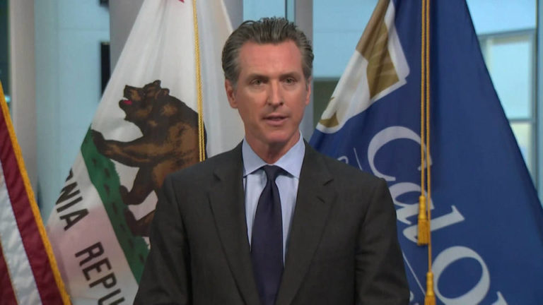 El gobernador de California presenta un plan de cobertura de salud para inmigrantes indocumentados