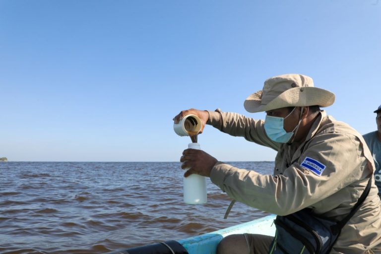 Marea Roja afecta playas de La Libertad y del occidente de El Salvador