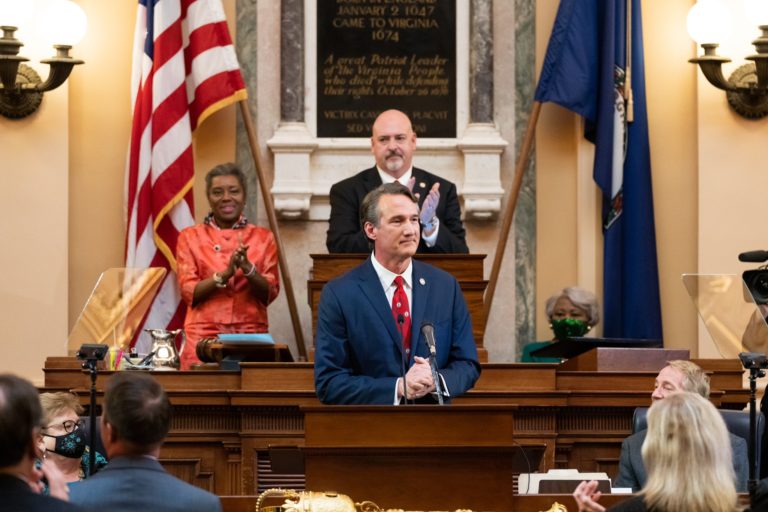 Gobernador de Virginia anuncia correo para “denuncias” sobre maestros y escuelas