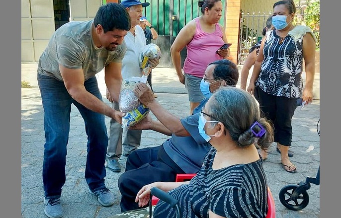 Exdiputado José Andrés Hernández entrega canasta básica a adultos mayores de Cuscatancingo