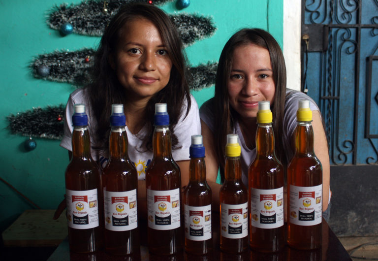 Universitarias salvadoreñas exitosas con la miel de abeja
