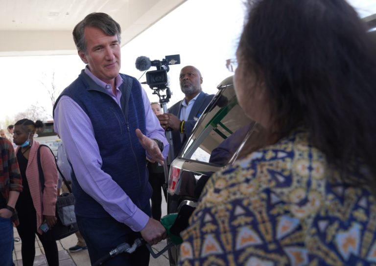 Gobernador de Virginia propone bajar impuesto a la gasolina