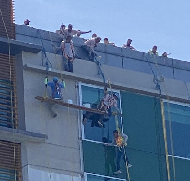 Empleado de construcción escapa de morir al resbalar de andamio improvisado: Trabajo investiga el caso