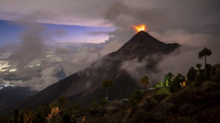 Volcán de Fuego de Guatemala entra nuevamente en erupción