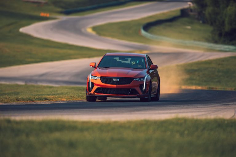 Con el CT4-V Blackwing, Cadillac remonta a la cima