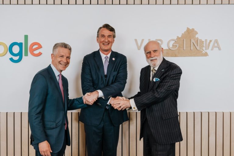 El gobernador de Virginia se une a Google, para anunciar el apoyo a las asociaciones de ciencias informáticas