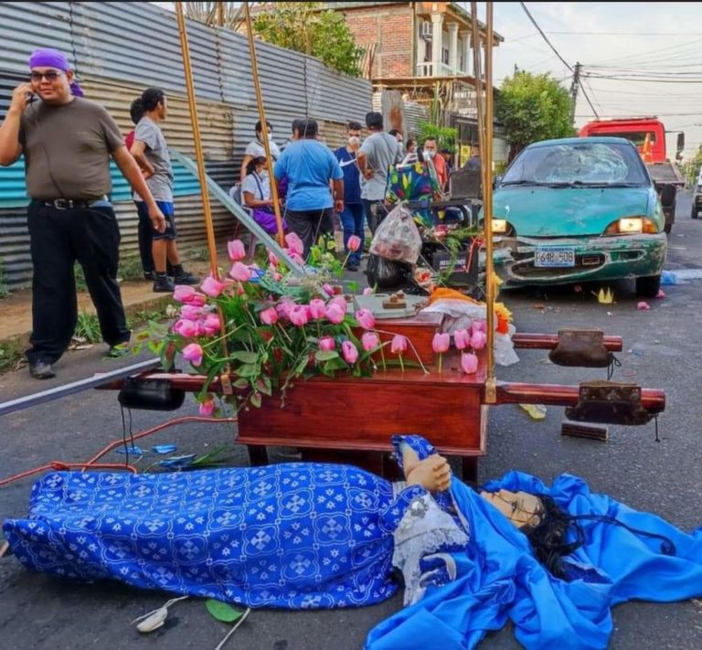 FOTOS | Borracho embiste con su vehículo a 25 feligreses en Sonzacate