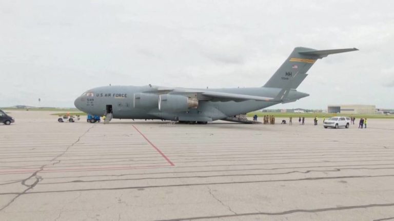 Un avión militar de EE.UU. transporta 39 toneladas de leche de fórmula para bebés desde Alemania